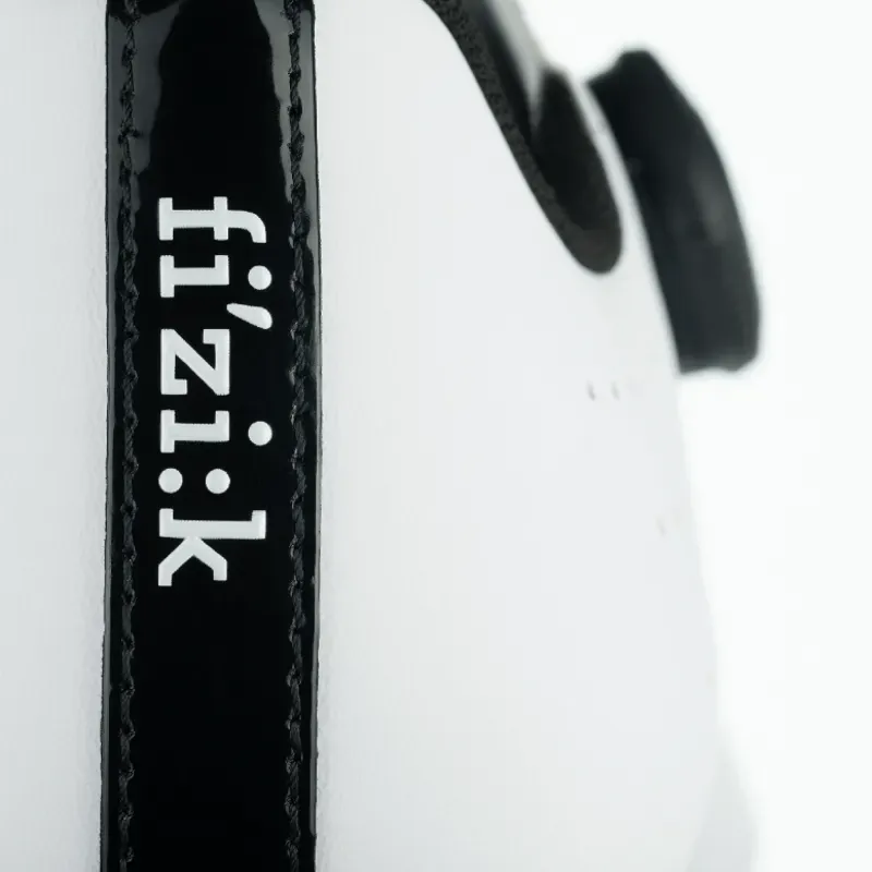 Fizik R5 Tempo Overcurve Road Shoes in White/Black 4-4