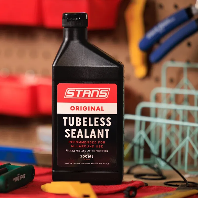 Stans NoTubes 946ml Tyre Sealant in Black/Red-3