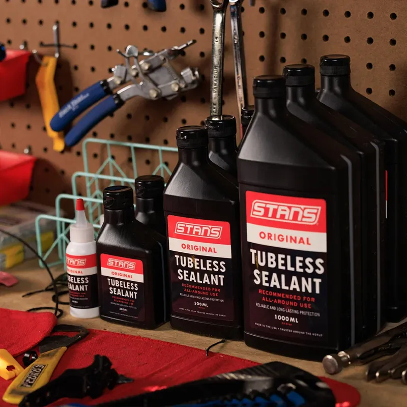 Stans NoTubes 946ml Tyre Sealant in Black/Red-4