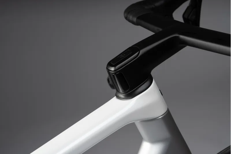 Colnago C72 Disc 2026 Carbon Road Race Bike Dura Ace Di2 / Enve 4.5 - Black/Silver/White-7