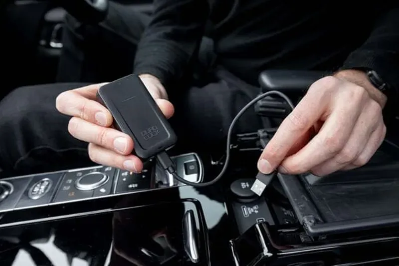 Quad Lock Wireless Carplay Adaptor in Black-1