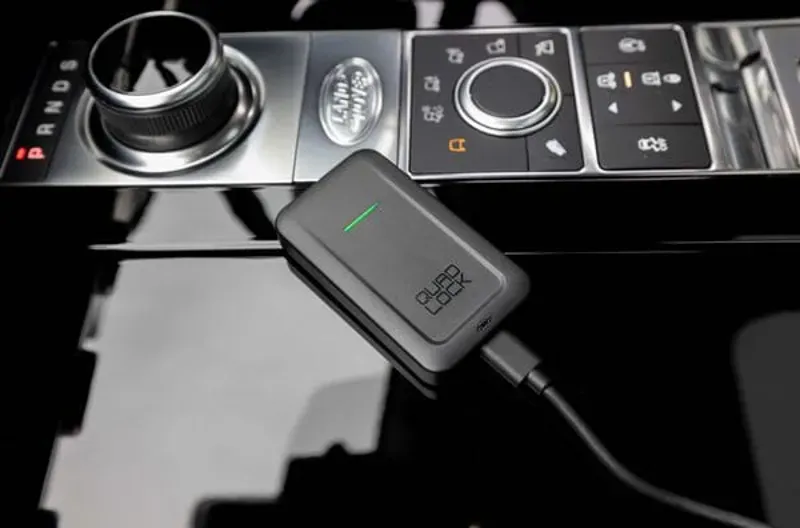 Quad Lock Wireless Carplay Adaptor in Black-2